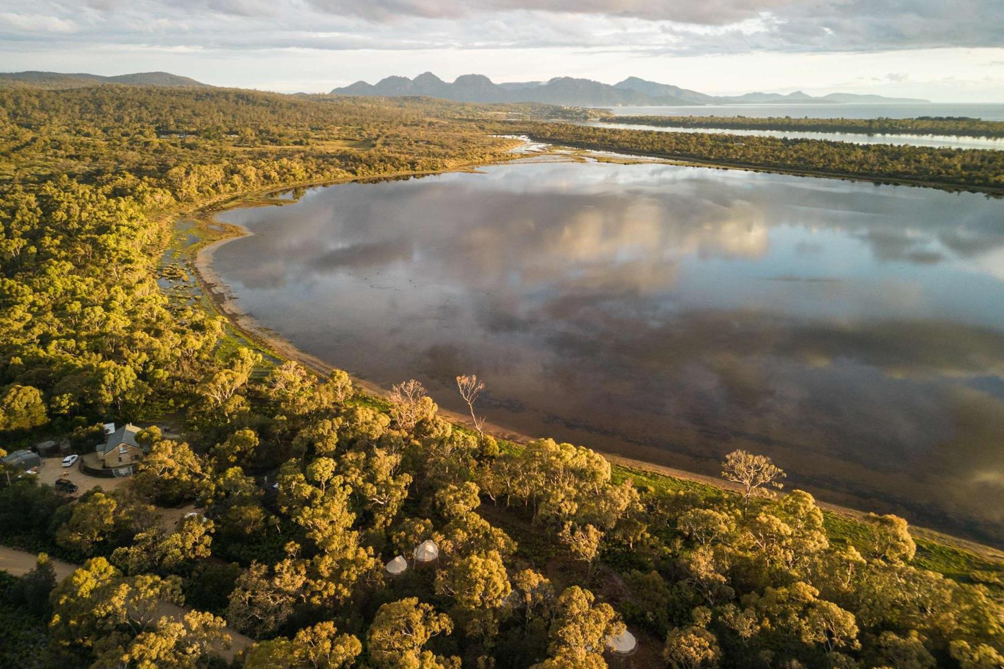 Numie - Freycinet Peninsula - Glamping - Heated - Waterfront Luxury tent Coles Bay